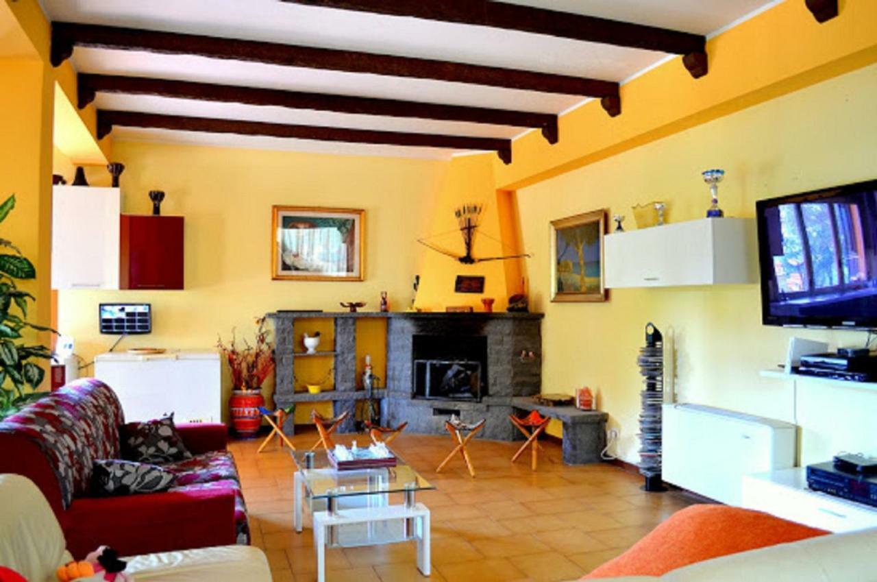 B&B Le Tre Rose Di Maria Pedara Bagian luar foto